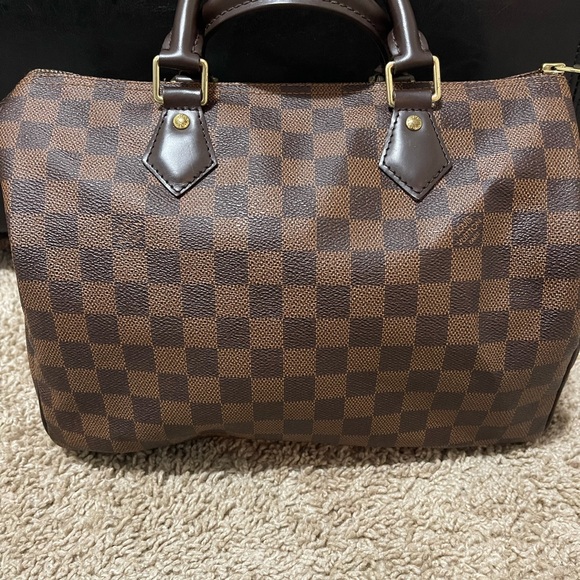 Louis Vuitton Handbags - Authentic Louis Vuitton purse. Size 30